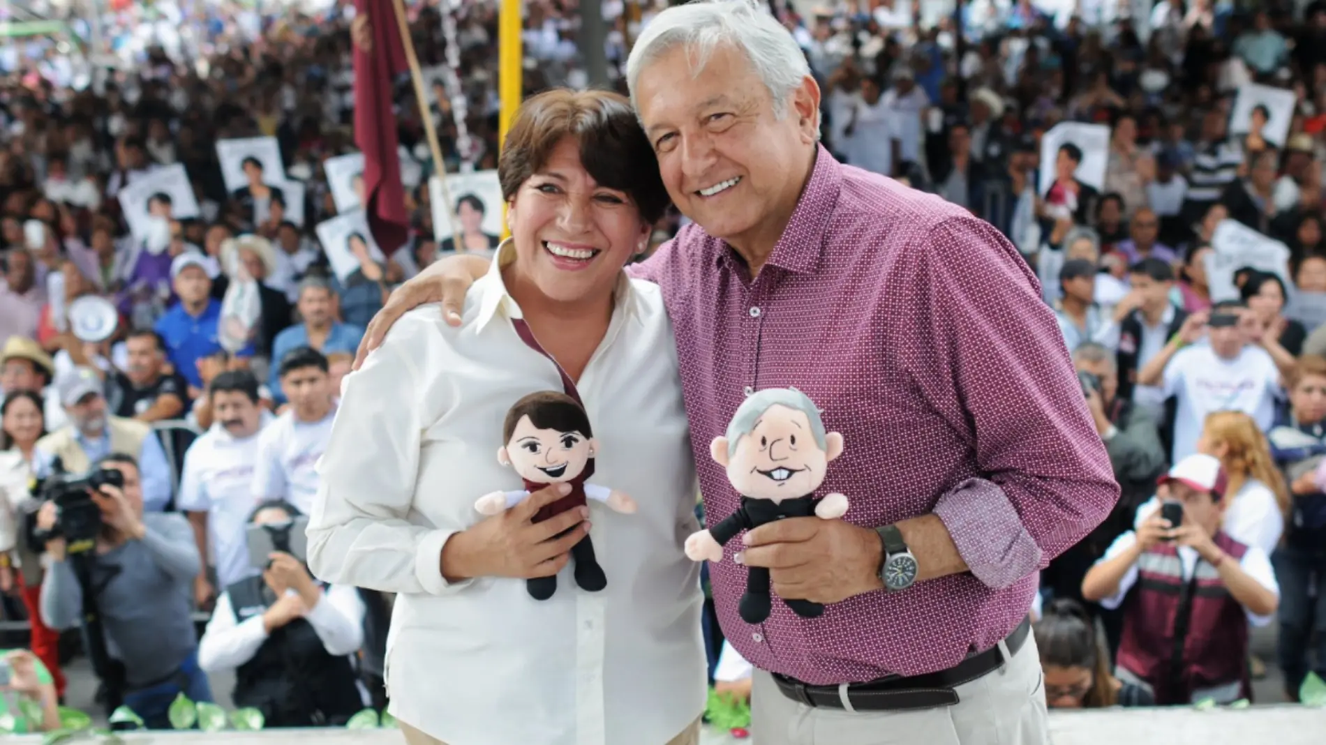 Peluches Delfina y AMLO 